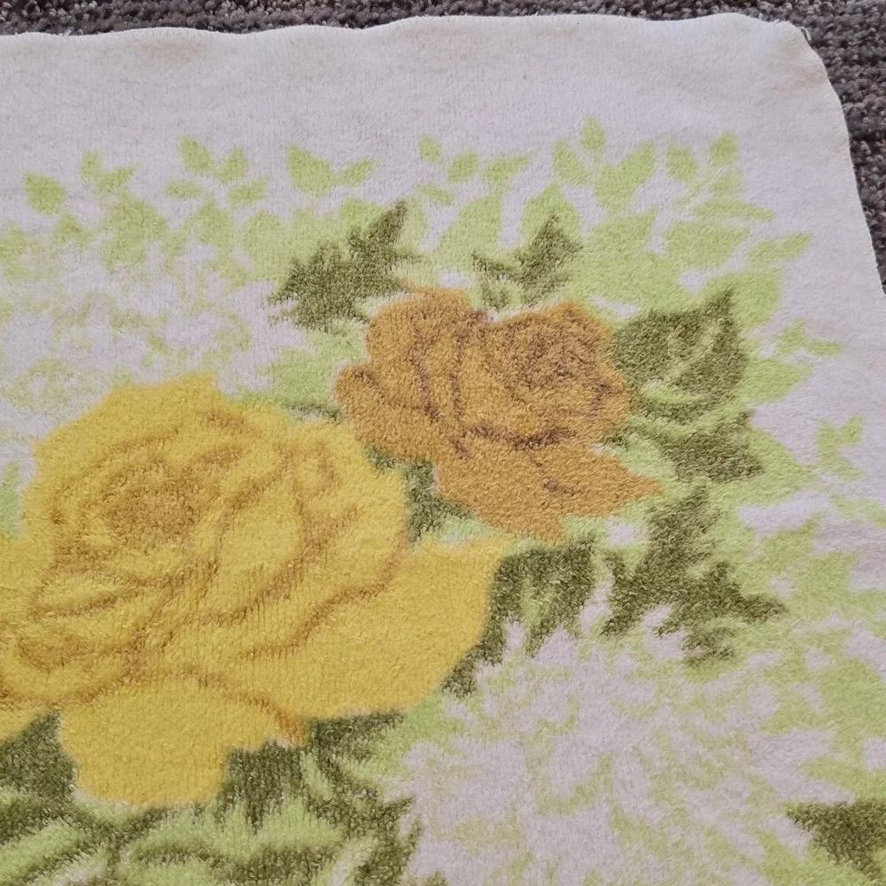 Vintage 70s Fieldcrest Yellow‎ White Floral Washcloth 13x12
